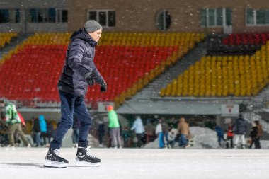 Kazan, Rusya, 22 Ocak, 2017: buz pateni pisti akşamları adam