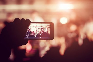 Bir gece kulübünde smartphone dizide adam kaldırır