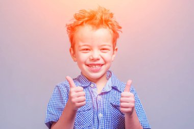 Mavi gömlekli gülümseyen yakışıklı başparmak güneşli ortaya