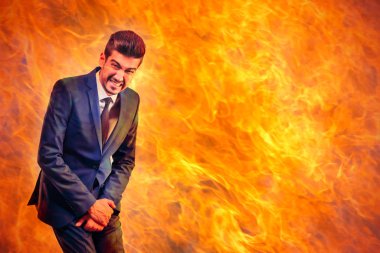 Mavi elbiseli Genç çekici adam alev ağrı hissediyor