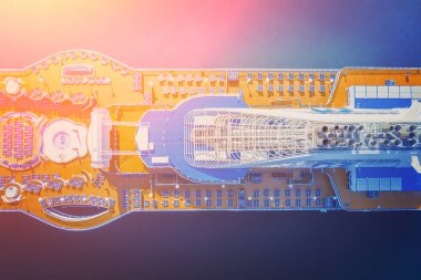 Bir cruise liner güneş ışığı altında üstten görünüm parçası