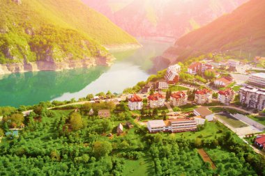 Dağlarda bir göl yakınındaki küçük tesisi şehrin üstten görünüm