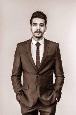 Elbiseli Genç çekici adam. Tonda