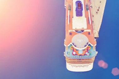 Bir yolcu gemisi ile bir helikopter pisti güneş ışığı altında parçası