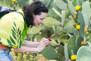 Telefon kaktüsün üstüne esmer kadın fotoğrafları