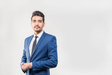Gri bir arka plan üzerinde mavi elbiseli Genç çekici adam. İzole