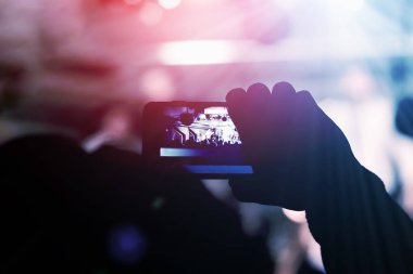 Bir gece kulübünde smartphone dizide adam kaldırır