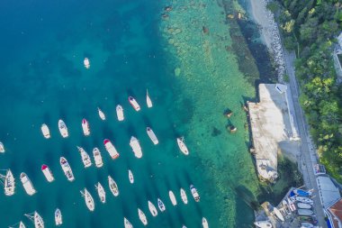 Marina üstten güzel görünüm