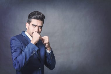 Mavi takımı ayakta mücadele bir duruş genç çekici adam