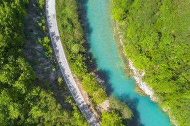 Otoyol dağlarda Nehri boyunca yeşil orman, üstten görünüm ile kaplı