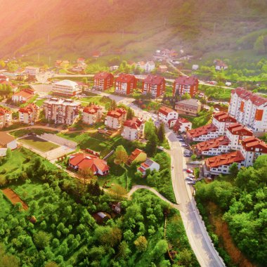 Dağlarda, güneşli tatil beldesi üstten görünüm