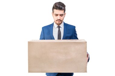 Bir karton kutu onun elinde tutan mavi elbiseli çekici genç adam. İzole