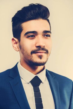 Mavi elbiseli Genç çekici adam. Tonda