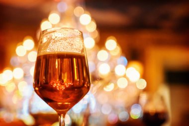 Bardak bira bokeh ile