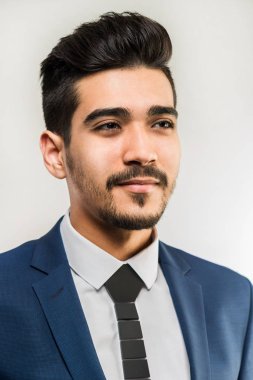 Gri bir arka plan üzerinde mavi elbiseli Genç çekici adam. İzole