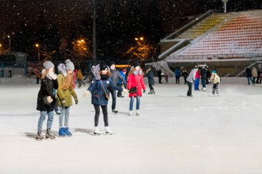 Kazan, Rusya, 22 Ocak, 2017: buz pateni pisti akşamları insanlar