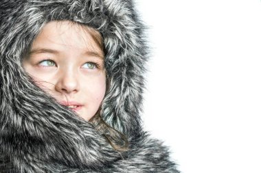 Beyaz bir arka plan üzerinde Kürk şapkalı güzel kız