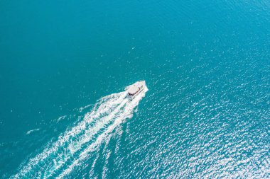Beyaz bir teknenin mavi denizlerde yelken Üstten Görünüm 
