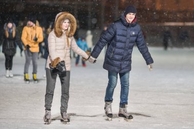 Kazan, Rusya, 22 Ocak, 2017: buz pateni pisti akşamları çift