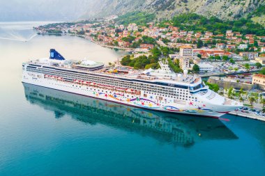 İskelede bir güzel cruise liner üstten görünüm