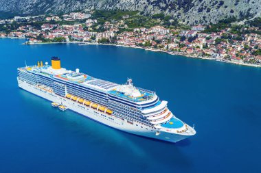 Güzel beyaz cruise liner Bay