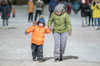 Kazan, Rusya, 22 Ocak, 2017: buz pateni küçük bir çocuk öğretim kadın