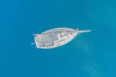 Mavi deniz beyaz bir yat üstten görünüm