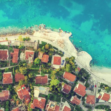 Denize yakın kiremitli çatıları ile eski evler için yukarıdan görüntüleyin