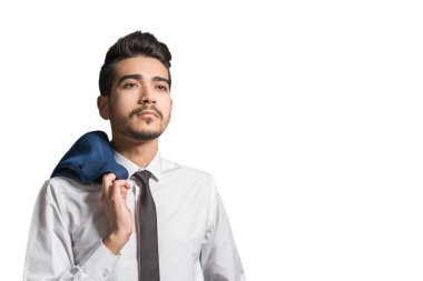 Bir beyaz gömlek, kravat ve ceket omzunda beyaz bir arka plan asılı genç çekici adam. İzole
