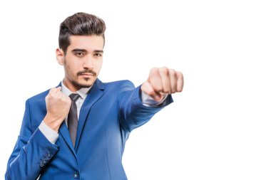 Yumruk jest beyaz bir arka plan üzerinde gösterilen mavi elbiseli Genç çekici adam. İzole