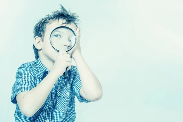 Roztomilý Chlapec Modré Košili Při Pohledu Přes Zvětšovací Sklo Tónovaný — Stock fotografie