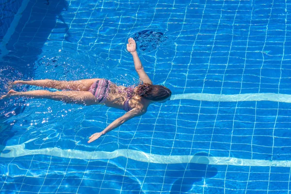 Frau Bikini Schwimmt Pool — Stockfoto