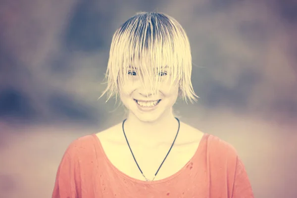 Retrato Una Chica Sonriente Con Pelo Rubio Mojado Blusa Roja —  Fotos de Stock