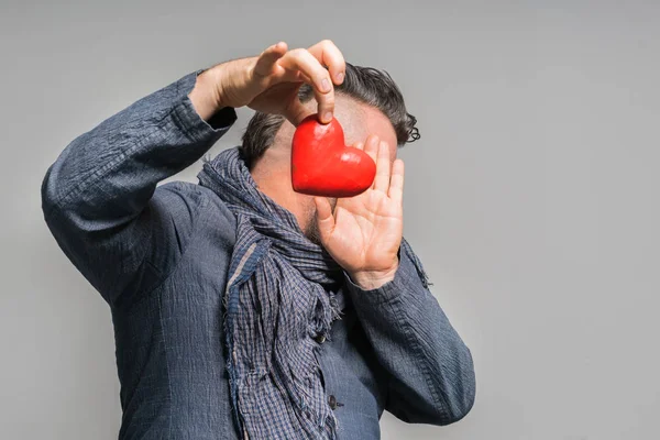 Hombre Barbudo Adulto Una Chaqueta Azul Bufanda Aleja Del Corazón — Foto de Stock