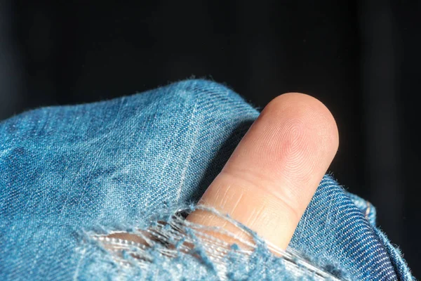 Dedo Humano Destaca Buraco Jeans — Fotografia de Stock