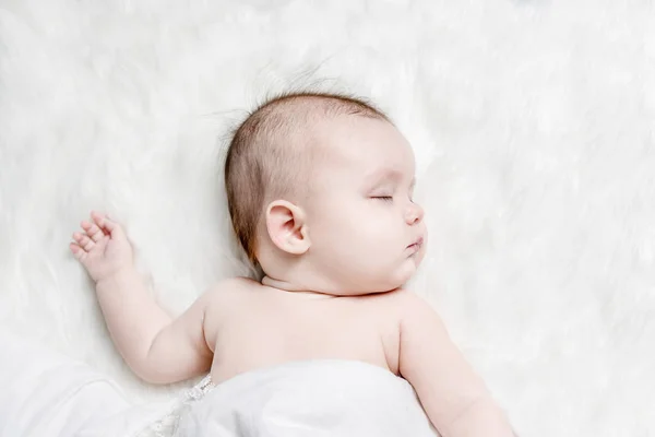 Roztomilé Dítě Spí Bílém Pozadí Načechraný — Stock fotografie