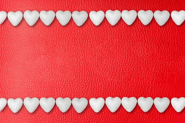 Två Rader Med Vita Hjärtan Rött Läder Bakgrund — Stockfoto