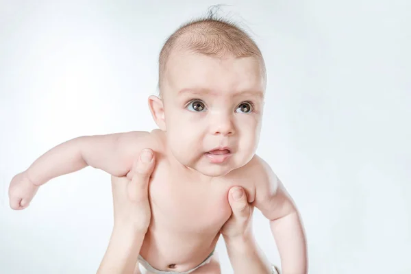Schattige Baby Vrouwelijke Handen Een Witte Achtergrond — Stockfoto
