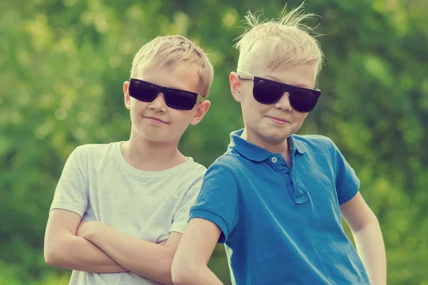 Sarışın Çocuk Birbirlerini Açık Havada Yanında Duran Güneş Gözlüğü — Stok fotoğraf