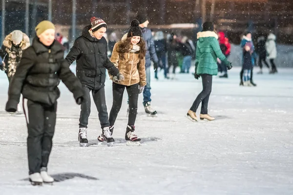 Kasan Russland Januar 2017 Menschen Auf Der Eisbahn Abend — Stockfoto