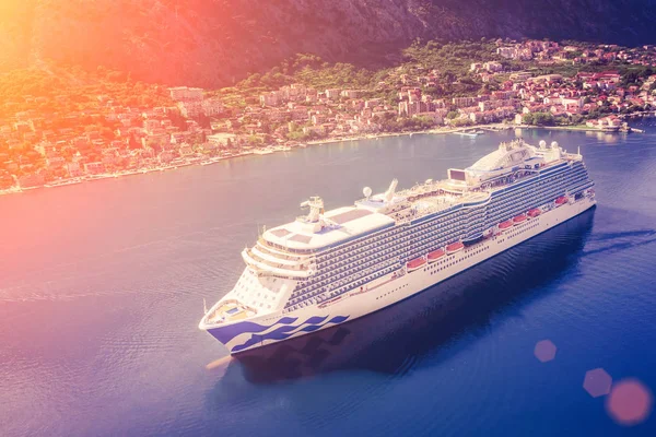 Bovenaanzicht Van Een Prachtige Cruiseschip Baai Een Zonnige Dag — Stockfoto