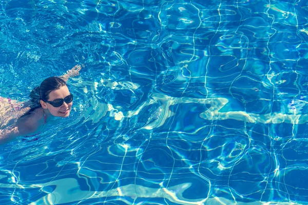 Μελαχρινή Γυναίκα Μπικίνι Και Γυαλιά Ηλίου Που Κολυμπά Στην Πισίνα — Φωτογραφία Αρχείου