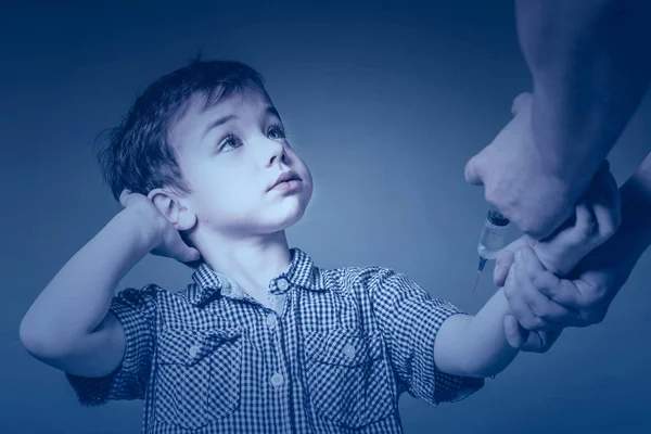 Töprengő Fiú Során Vakcinázást Sötét Kék Ing — Stock Fotó