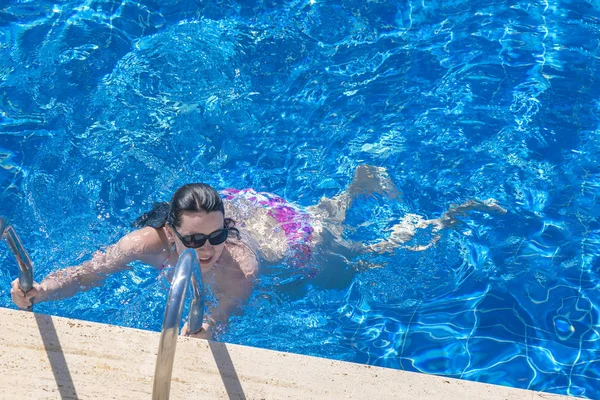 Kadın Güneş Gözlüğü Havuz Kenarına Üstten Görünüm Yakınındaki — Stok fotoğraf