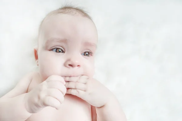 Cute Baby Lies White Fluffy Background — Stock Photo, Image