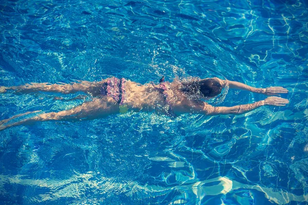 Wanita Dengan Bikini Berenang Kolam Renang — Stok Foto