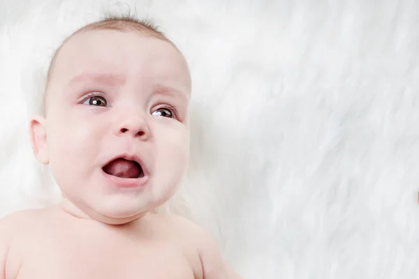 Crying Baby Lies White Fluffy Background — Stock Photo, Image