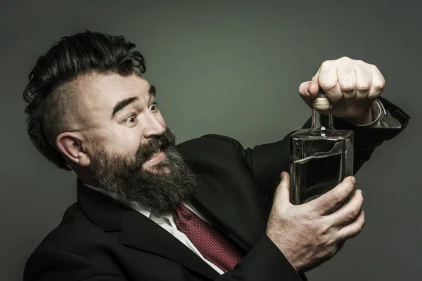 Взрослый Бородатый Мужчина Костюме Открывает Бутылку Алкоголя Toned — стоковое фото