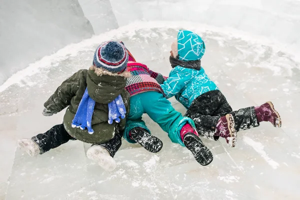 Дети Играют Ледяной Скульптуре — стоковое фото