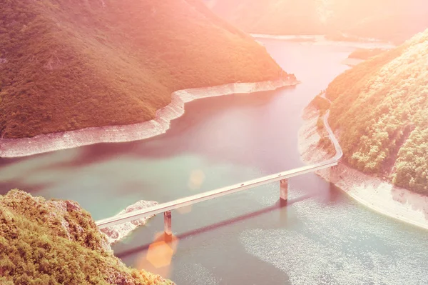 山中湖を渡る自動車橋 — ストック写真